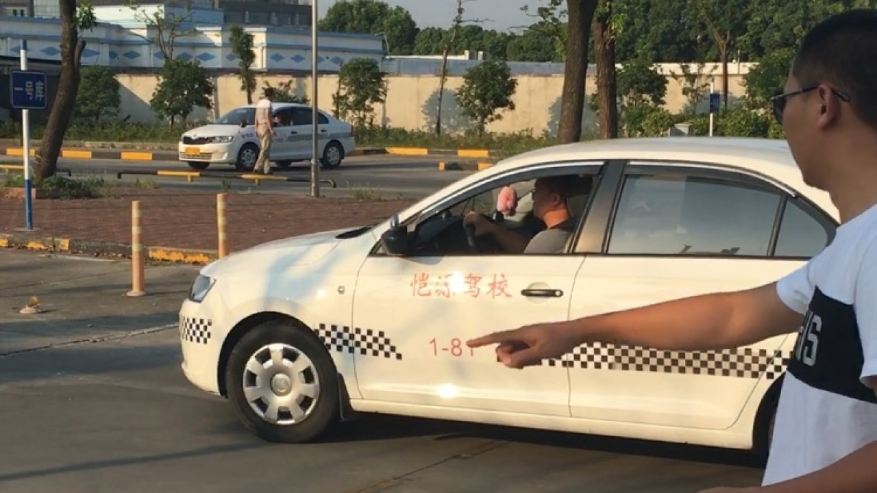 吳教練開心學車！
