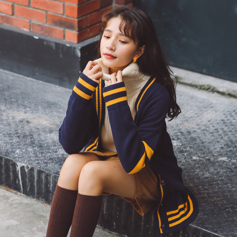 撞色V领长袖针织衫