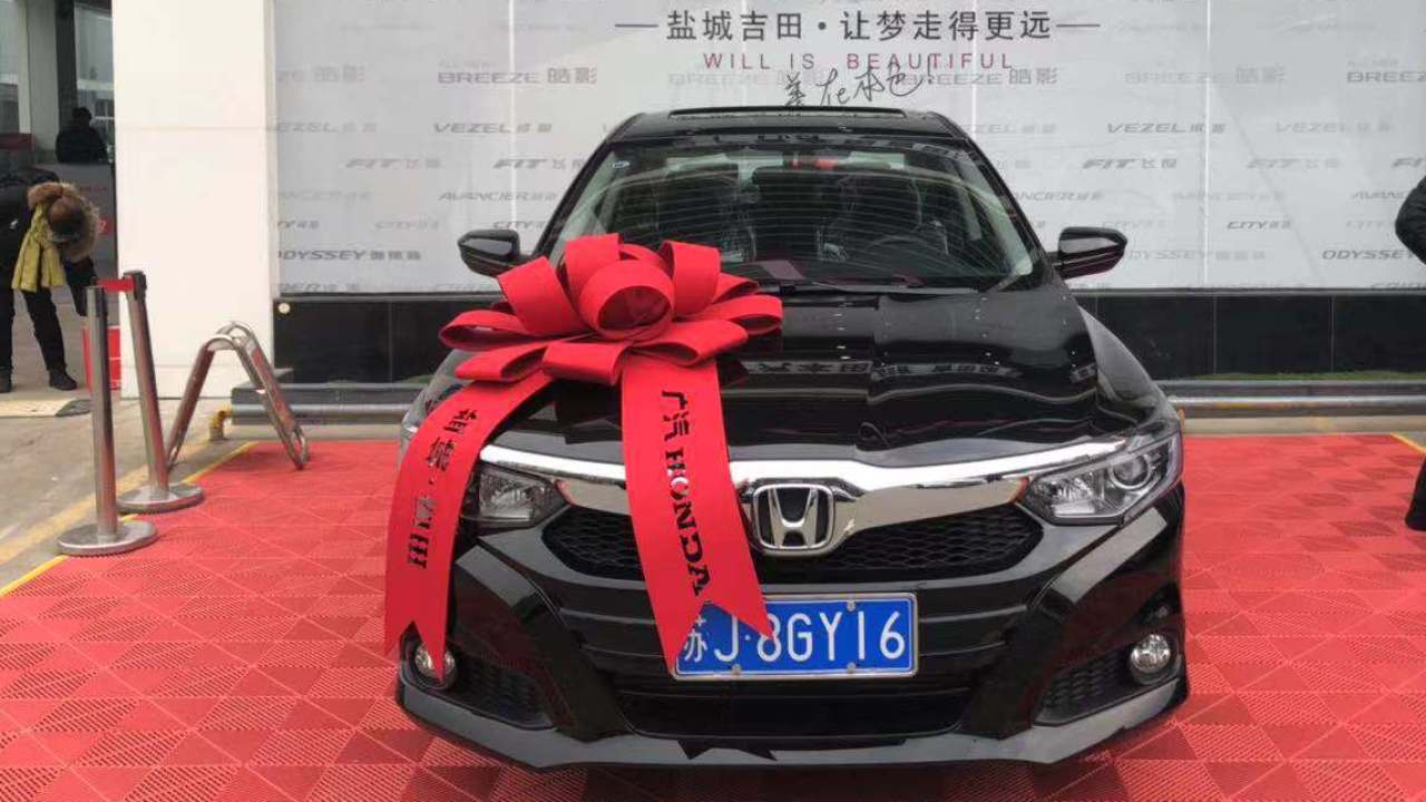 恭喜何先生喜提新車