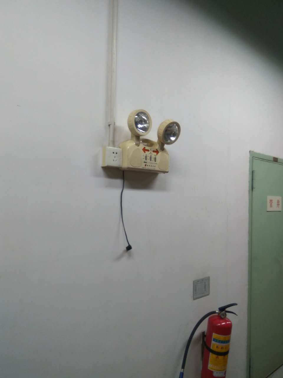 更换b1配电房应急灯