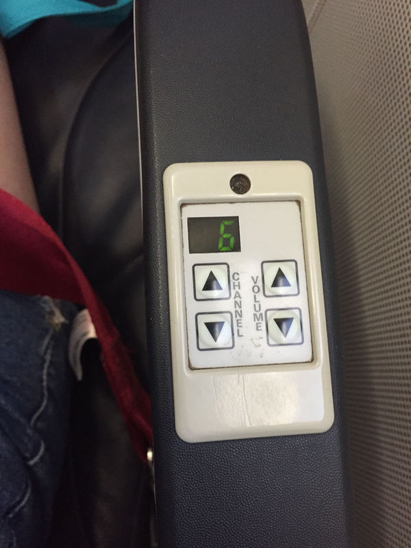第一次坐飞机,座位周围的按钮不会用怎么办?