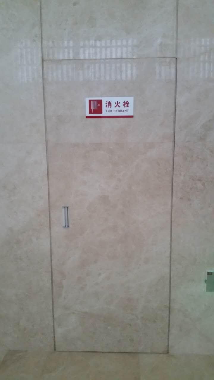 整体效果更为协调,消防箱开门见栓,见钮,方便操作