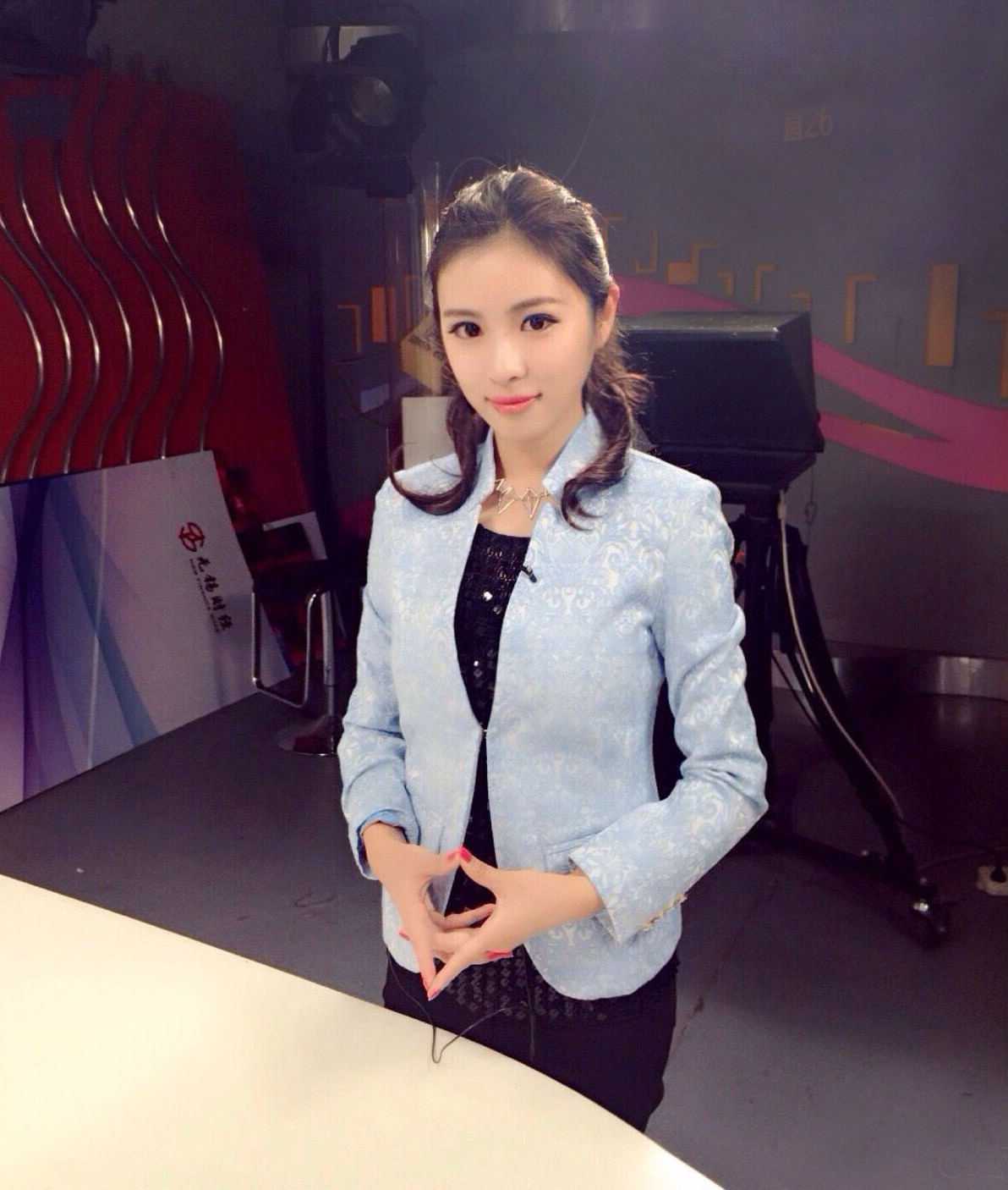 主持人: 无锡教育电视台管卓君女士