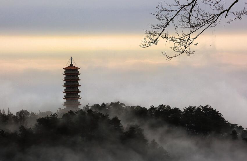 七十二峰秀芙蓉, 烟云飘渺罩祝融. 方广寺深翠竹密, 回雁峰前飞雁鸣.