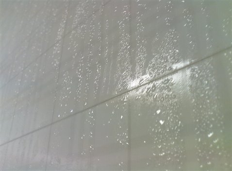启动空调的除湿功能,可有效地解决阴雨时段房间潮湿的问题,对电视机