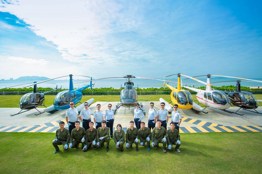 专业直升机的飞行员与维护人员