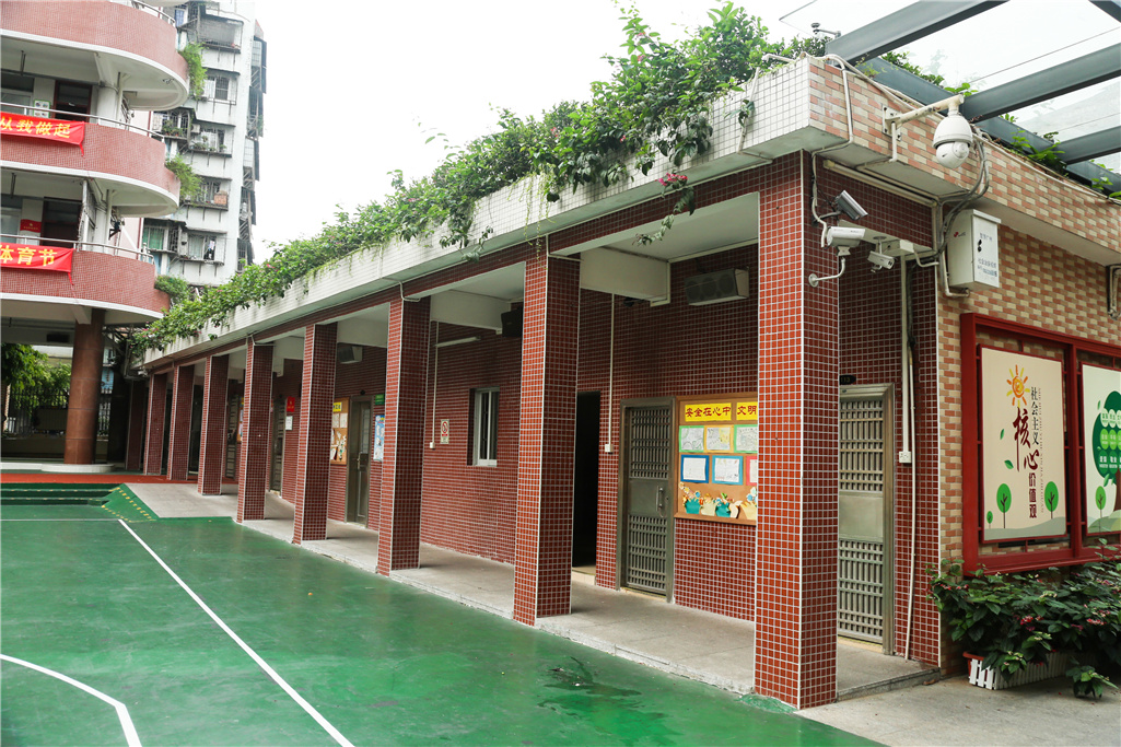 广州市龙岗路小学2017届六(1)班毕业留念