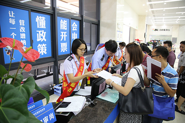 市民考察團走進“一門式”辦稅廳零距離感受便民辦稅