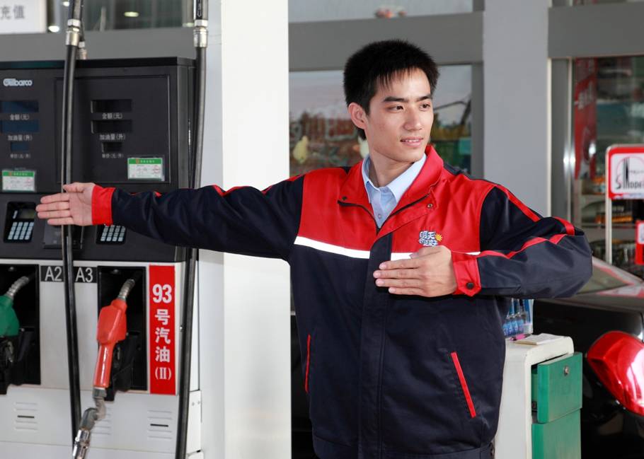 一,引车到位         引导车辆时应注意自身安全, 采用侧向引车