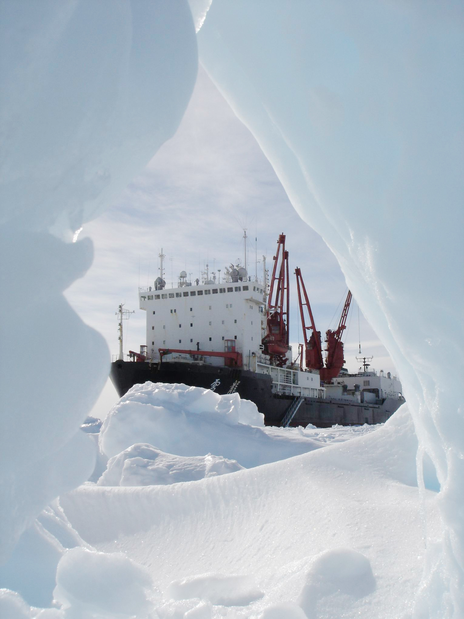 2013年12月25日正在南极执行科考任务的雪龙号收到澳大利亚海上