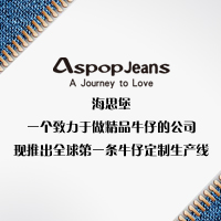 穿着牛仔喝咖啡