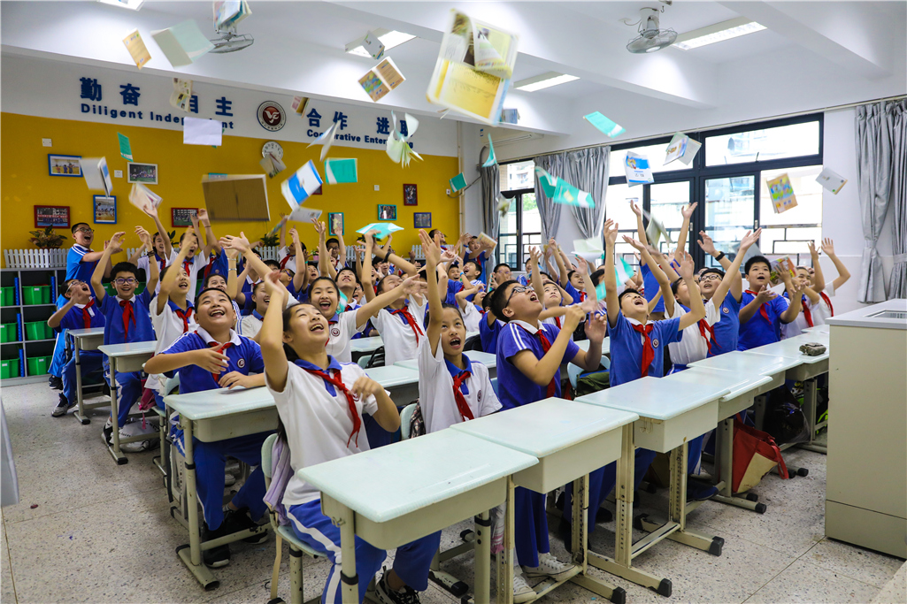 深圳市园岭小学2017届六(1)班毕业留念