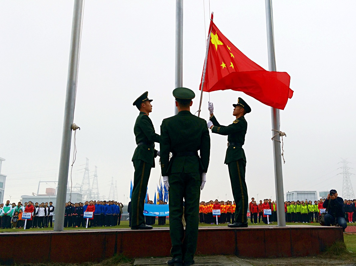 哇,快来看国旗手的飒爽英姿! 雄赳赳,气昂昂,阔步前行!