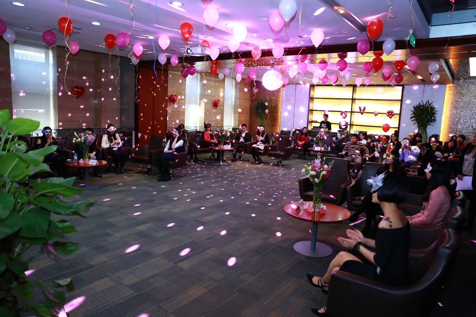 会场灯光柔美而不失动感,烘托出活动主体,放松欢快的环境使得参与者