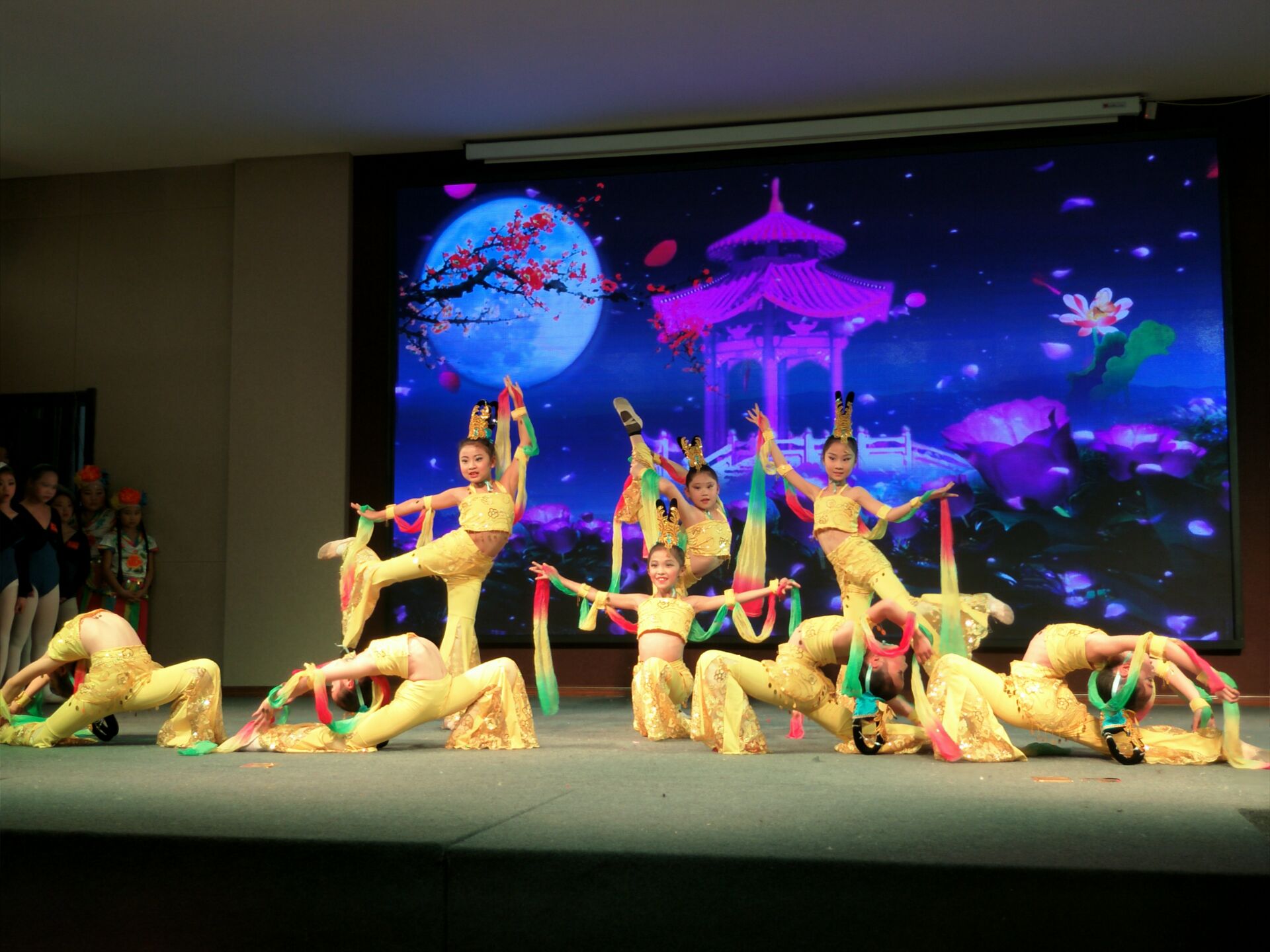 洛阳军艺舞蹈学校平乐分校火热报名中_轻app微场景- 兔展h5作品