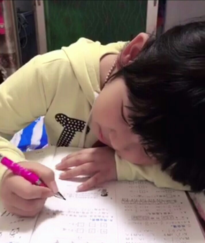 侧身,斜肩 趴着写字 坐姿不正 歪头,斜视 写字