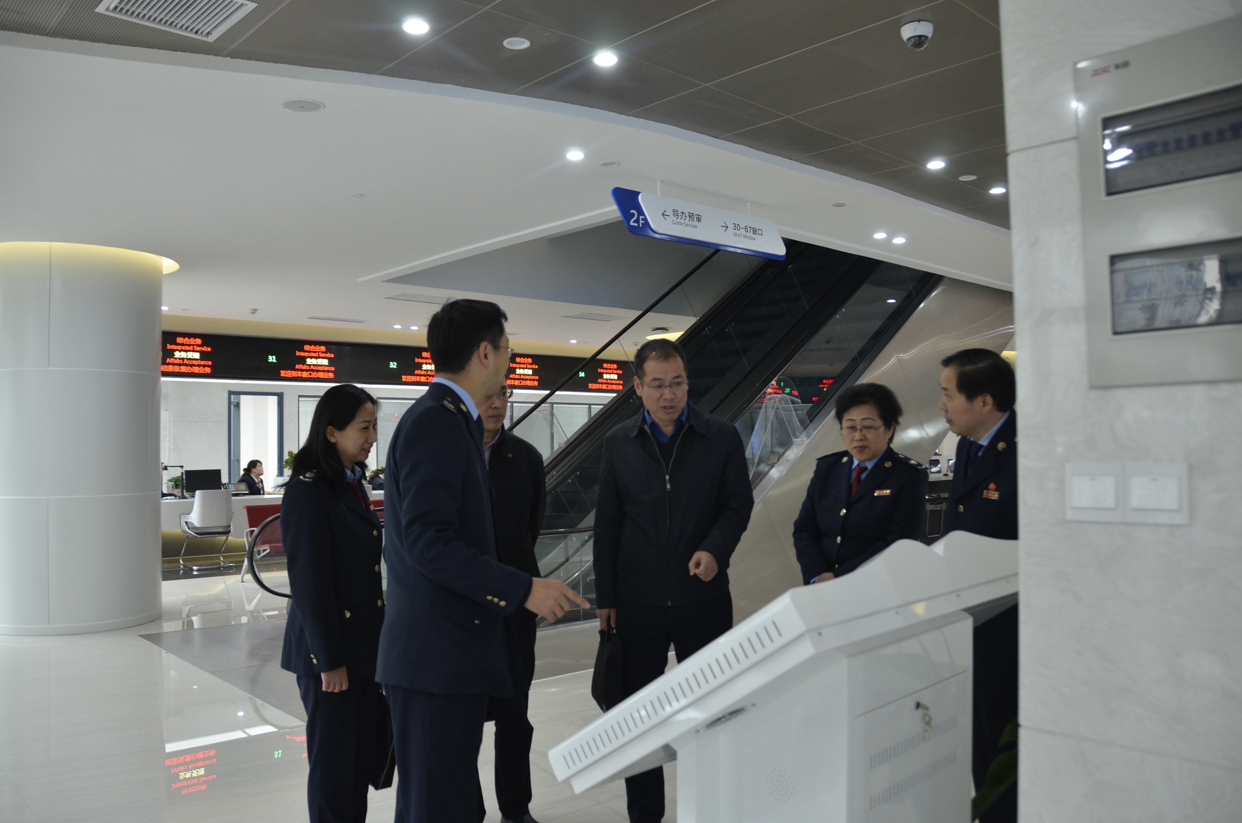 省局丁校伟副局长,王峻峰总经济师深入郑州新区局调研指导工作