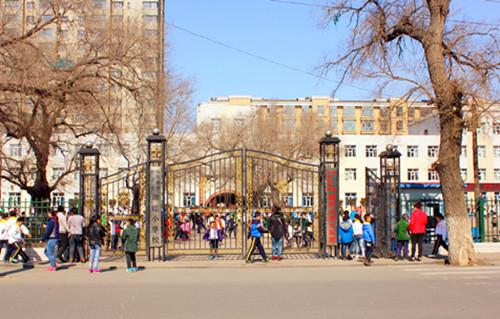 中国现代著名女作家,1911年6月1日生于黑龙江呼兰县一个地主家庭