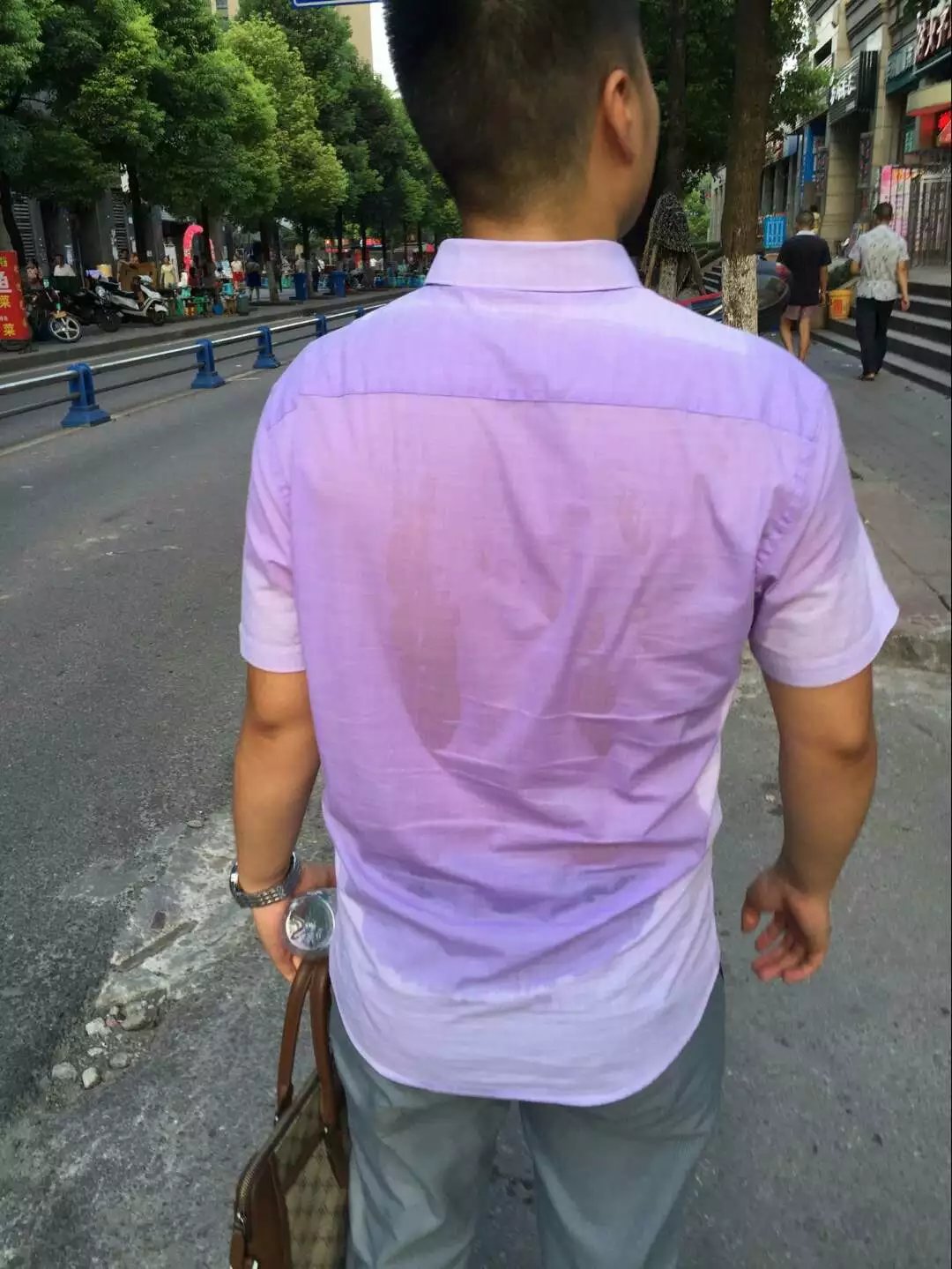 夏日汗流浃背的销售经理 专业的老师培训