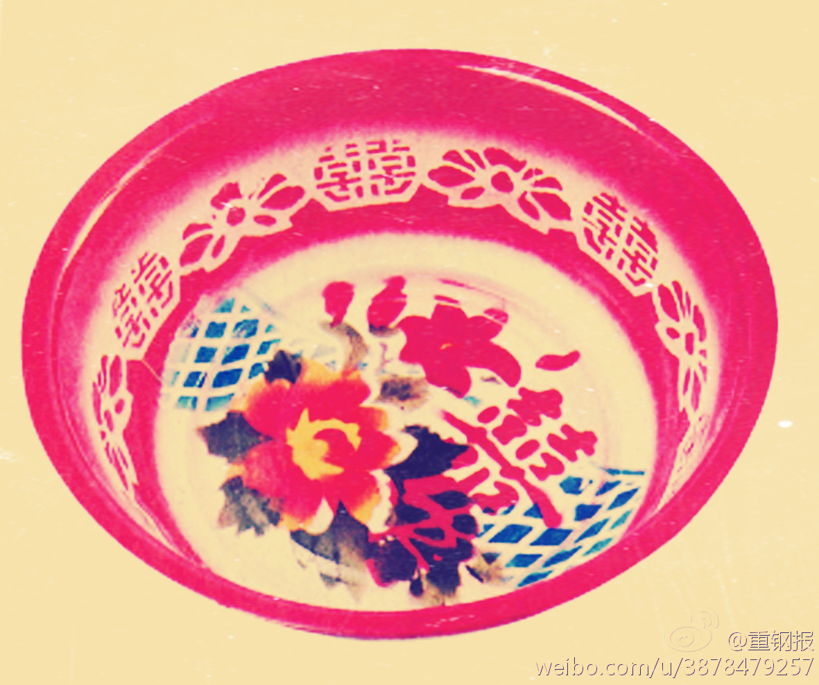 的瓷脸盆 磕磕碰碰露出黑色底色的搪瓷缸 印有娇艳牡丹花的"国民床单"