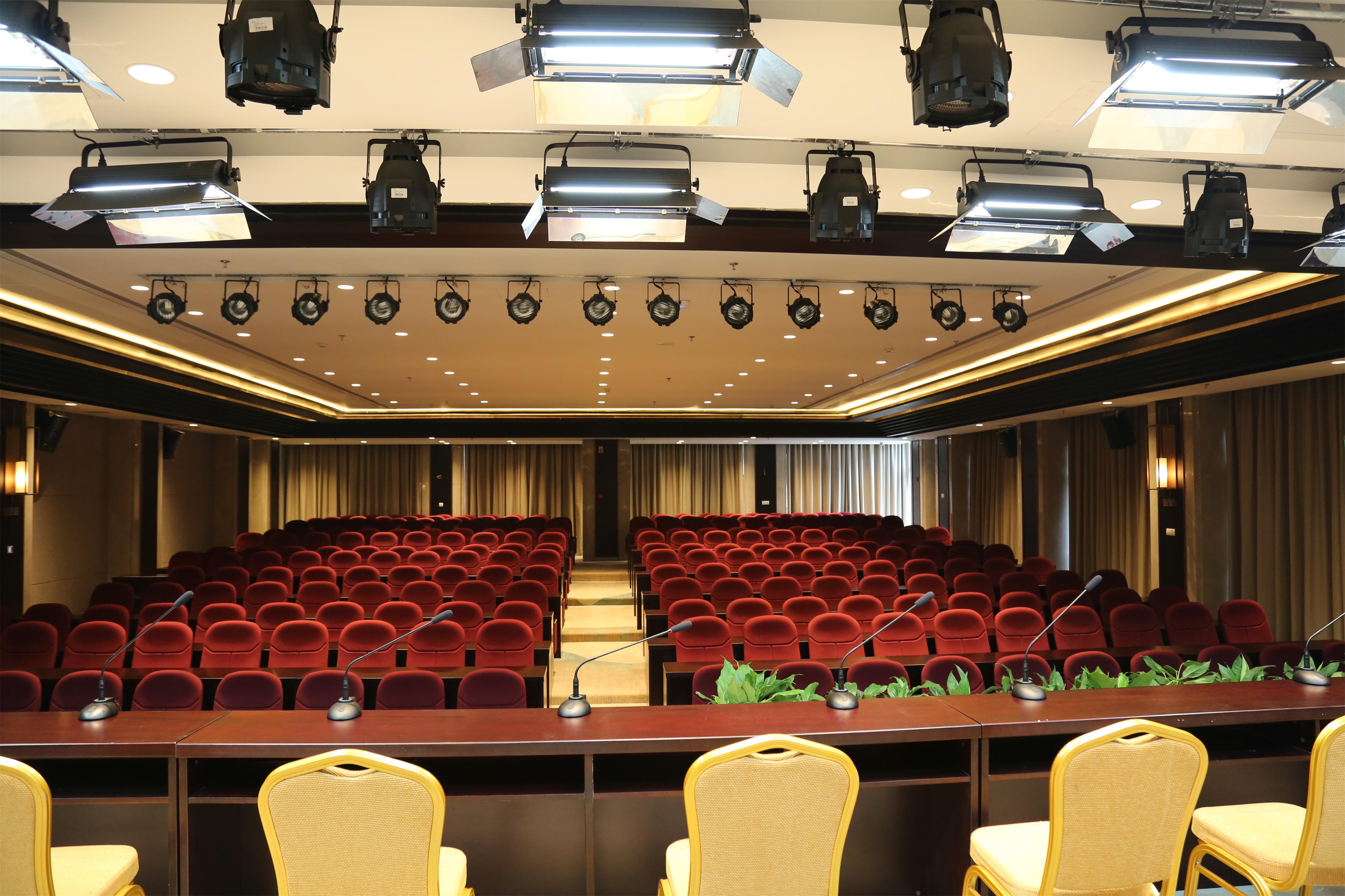 15:00-16:00   嘉宾签到  赠送礼物   乐队演奏轻快曲目   酒店宣传片