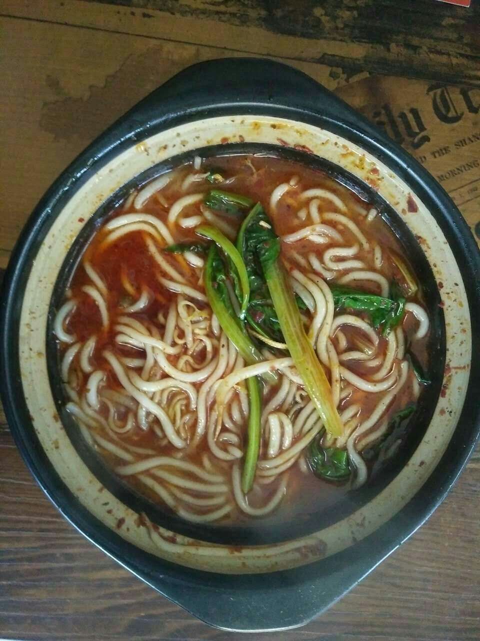 本店是以经营米粉,砂锅麻辣烫,米线,凉拌面,牛肉面,土豆粉,冷面