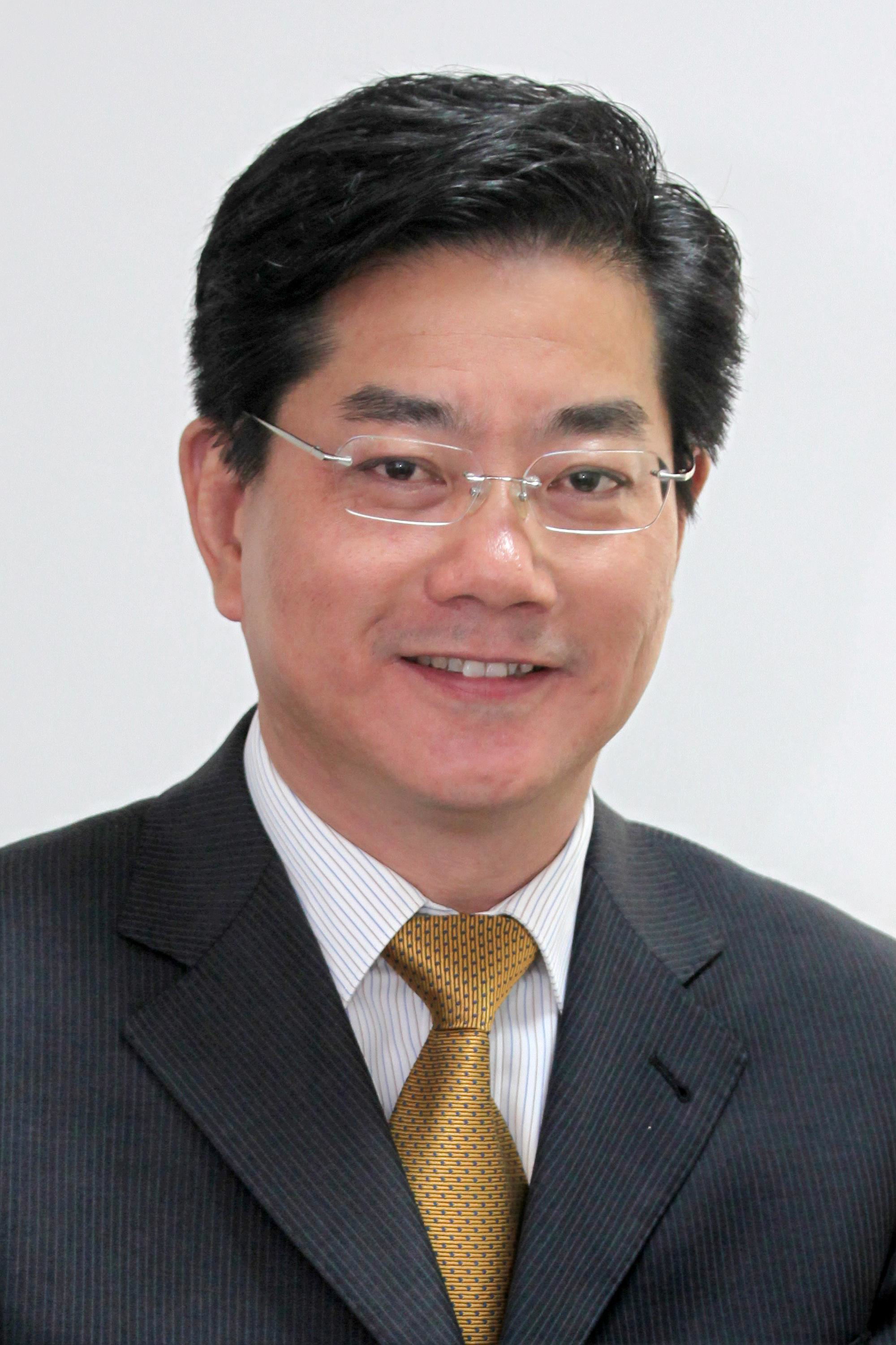 范先群:全国眼整形眼眶病学组组长,上海交通大学医学院党委书记,眼科