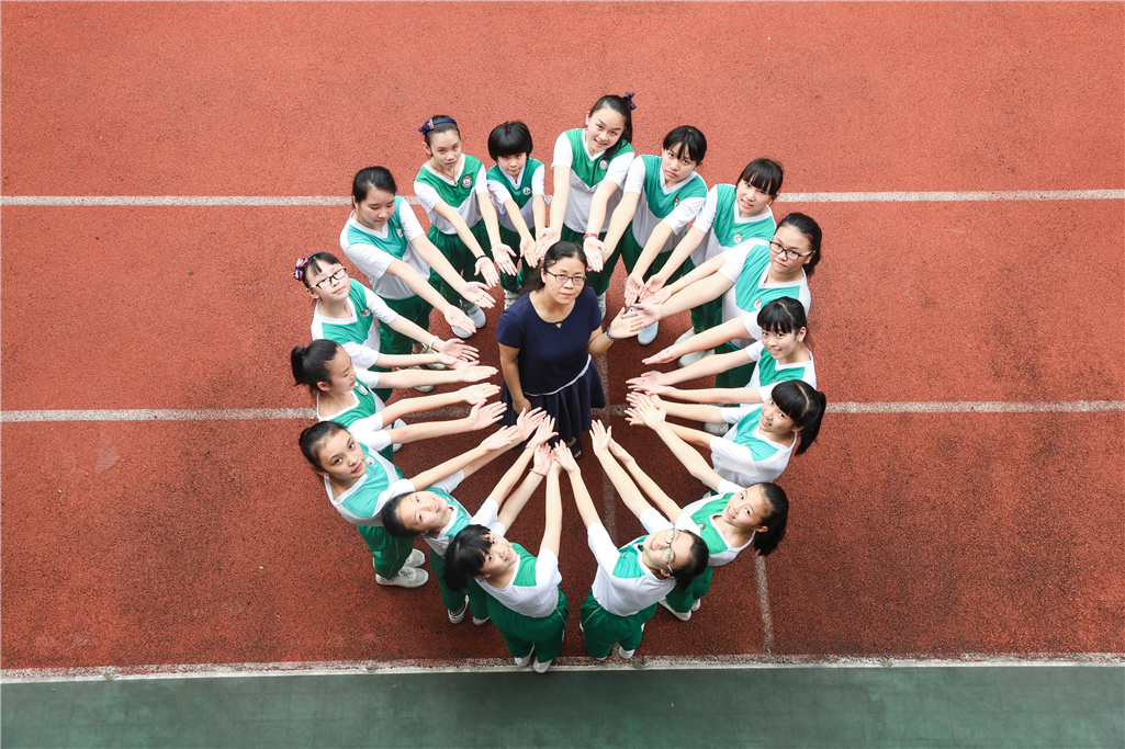 广州市龙岗路小学2017届六(1)班毕业留念