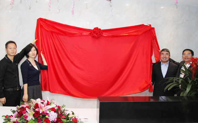 老板, gordon,anne,leon一同揭开了"中交出行"标牌的幕布