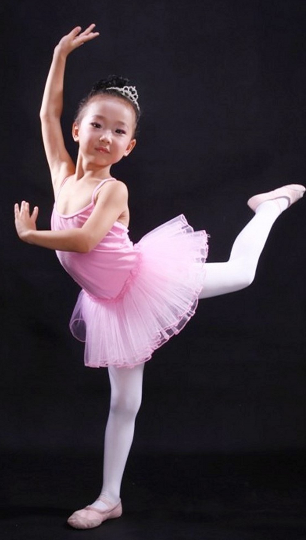 中国古典舞主要以少舞蹈考级为中心开展课程,古典舞既可以让孩子们在